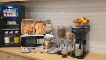 Desayuno continental (EUR 10 por persona)