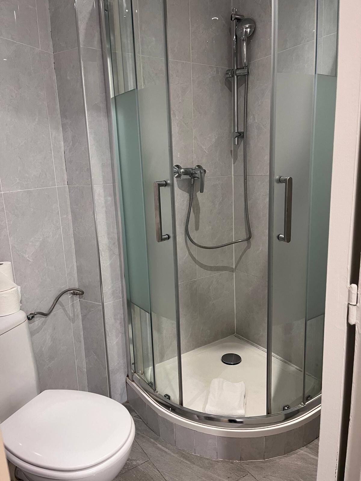 Double Room | Bathroom | Shower, hydromassage showerhead, towels