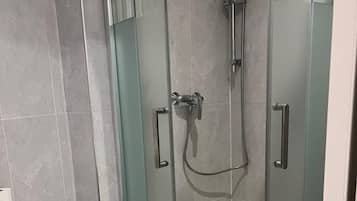 Double Room | Bathroom | Shower, hydromassage showerhead, towels