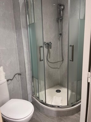 ダブルルーム | バスルーム | シャワー、水圧マッサージシャワー、タオル