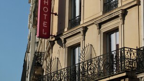 Un letrero de hotel en un edificio con varias ventanas y balcones.