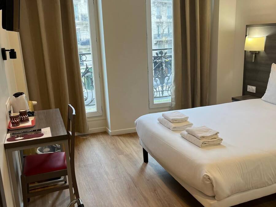 Double Room | Desk, iron/ironing board, free WiFi, bed sheets