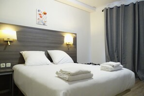Double Room | Desk, iron/ironing board, free WiFi, bed sheets - Hipotel Paris Voltaire Bastille (Paris)