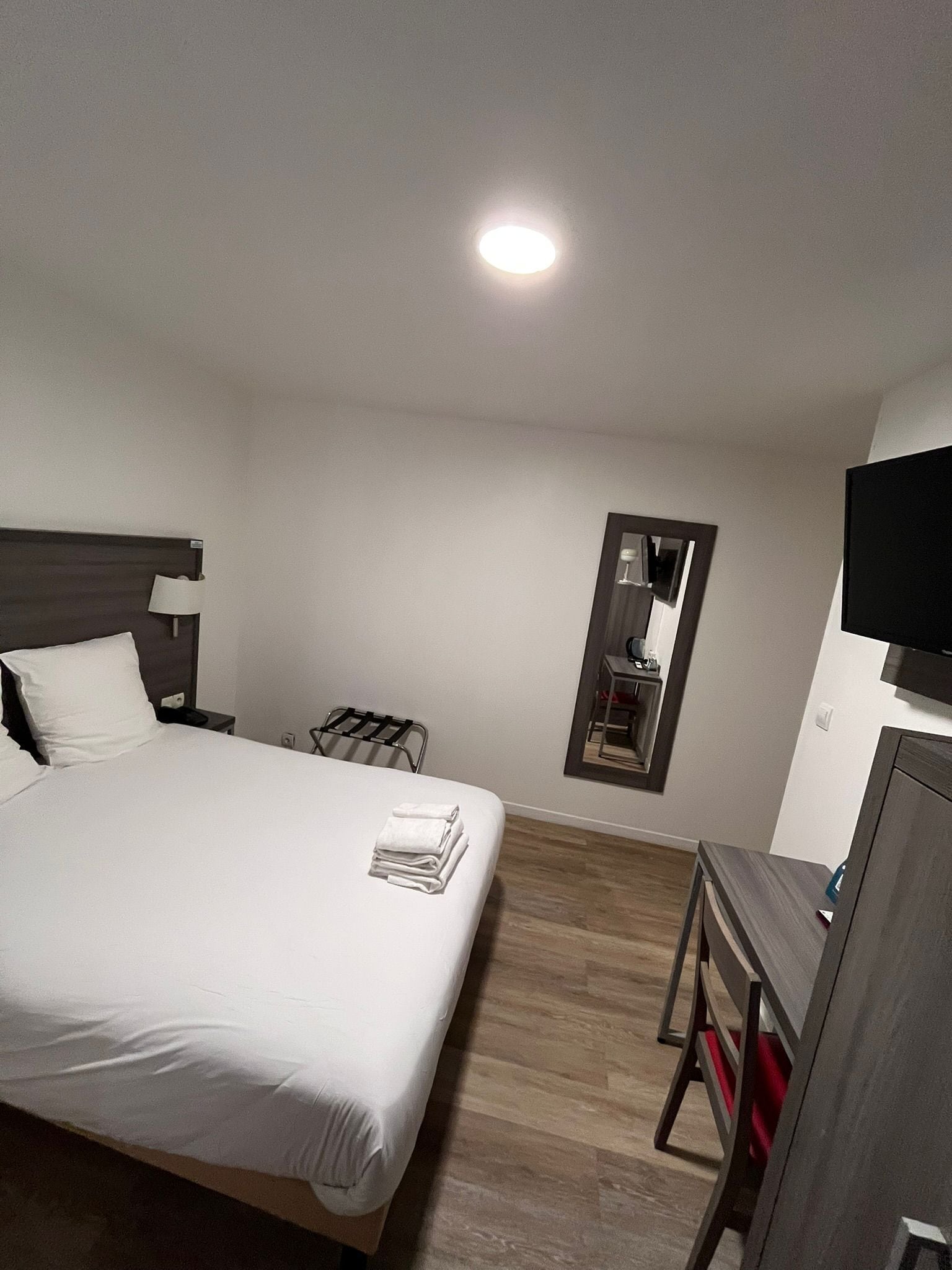 Enkeltrom | Skrivebord, strykejern/-brett, wi-fi (inkludert) og sengetøy