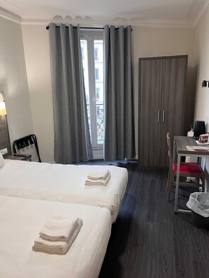 Twin Room | Desk, iron/ironing board, free WiFi, bed sheets - Hipotel Paris Voltaire Bastille (Paris)