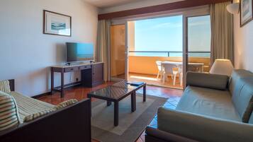 Departamento Club, 1 habitación, vista al mar | Sala de estar | Televisión