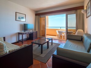 Club Apartment, 1 Bedroom, Sea View | Living room