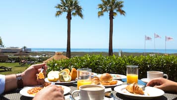 Desayuno continental (EUR 12 por persona)