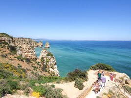 Un paisaje costero con acantilados rocosos y un mar azul y despejado.