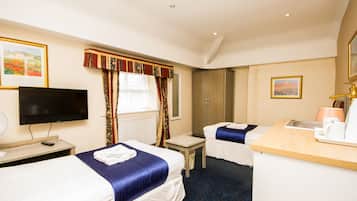 Chambre Standard avec lits jumeaux | Bureau, fer et planche Ă  repasser, Wi-Fi gratuit, draps fournis