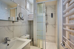 Triple Room | Desk, blackout curtains, soundproofing, iron/ironing board
