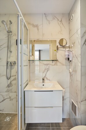 Desk, blackout curtains, soundproofing, iron/ironing board - Huni Hôtel (Paris)