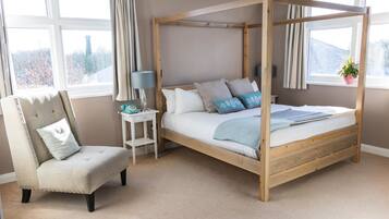 جناح جونيور - سرير مزدوج | مكتب ومكواة/لوح كي وأسرّة أطفال/رضّع (مجانًا) وواي فاي مجانًا