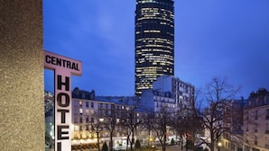 Un cartell que diu 'CENTRAL HOTEL' amb un edifici modern al fons.