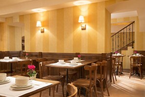 Café da manhã continental todos os dias (EUR 12 por pessoa) 