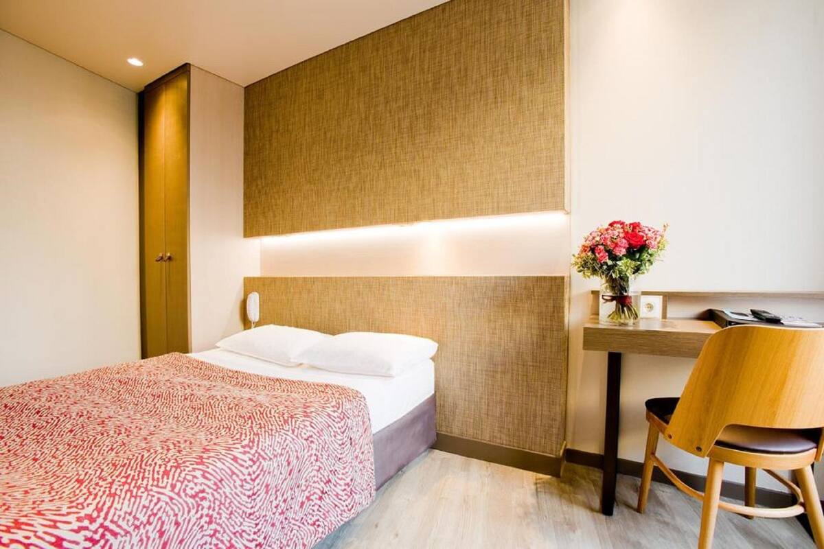 Chambre Simple Confort | Coffres-forts dans les chambres, bureau, rideaux occultants