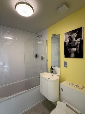 Habitación cuádruple Deluxe | Baño | Regadera, secadora de cabello, toallas
