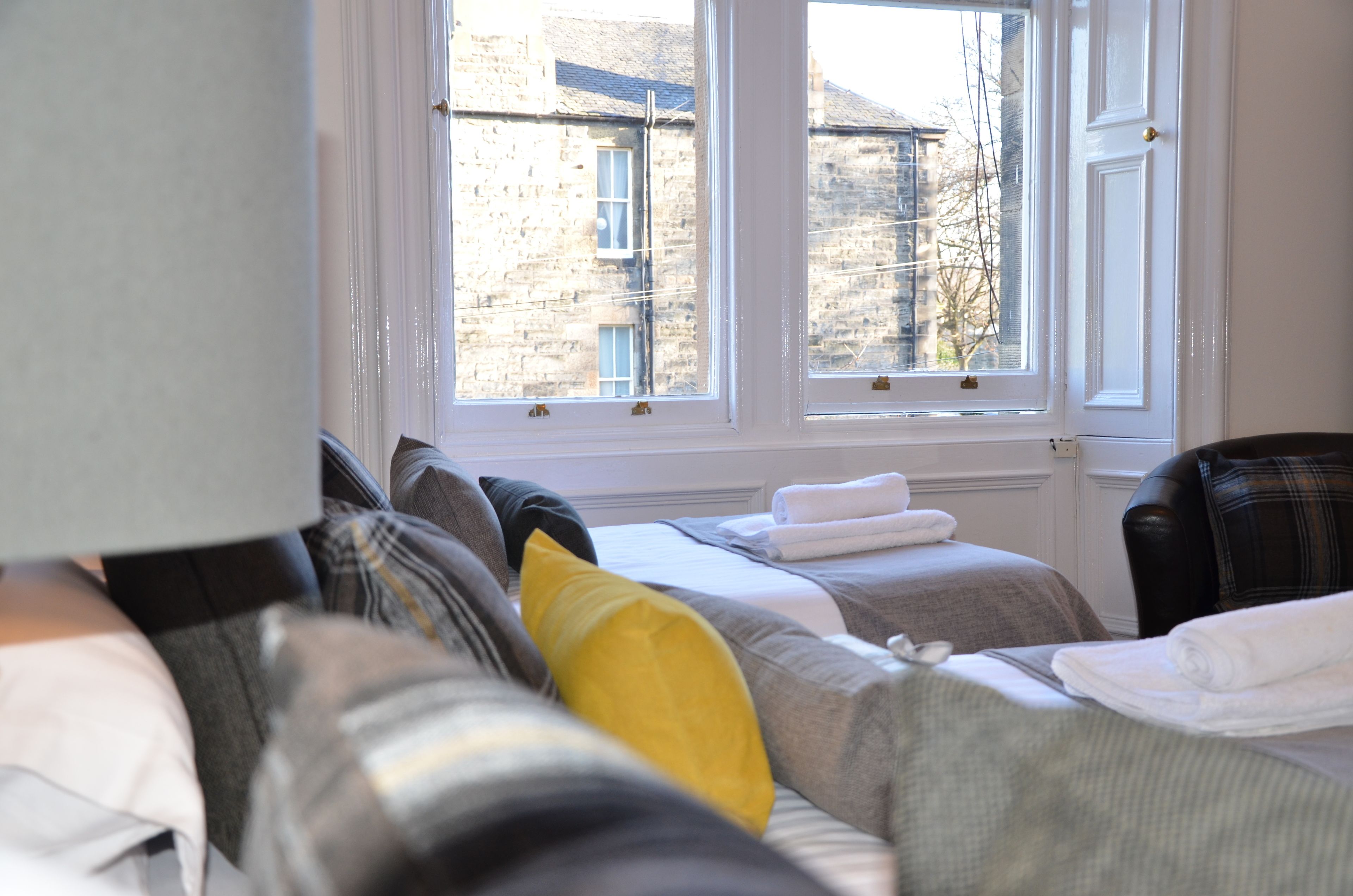 أسرّة بطبقة علوية مريحة ومكواة/لوح كي وواي فاي مجانًا وملاءات أسرّة