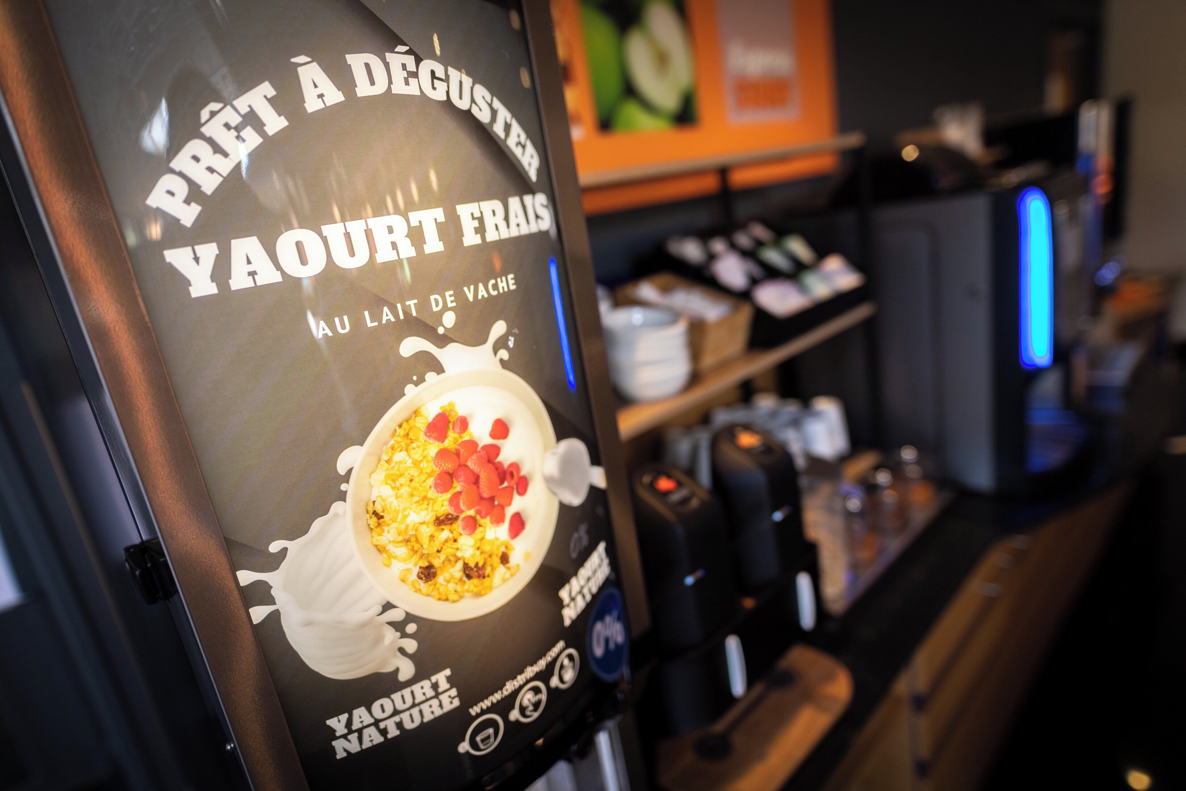 Cartel publicitario de parfait de yogur con una dirección web y un logotipo.