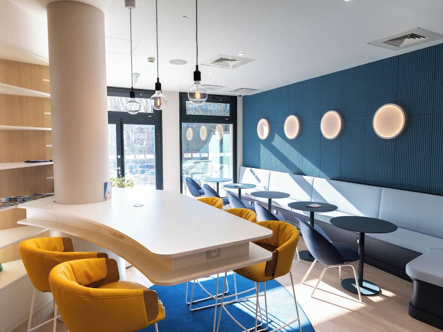 Con mesas al aire libre