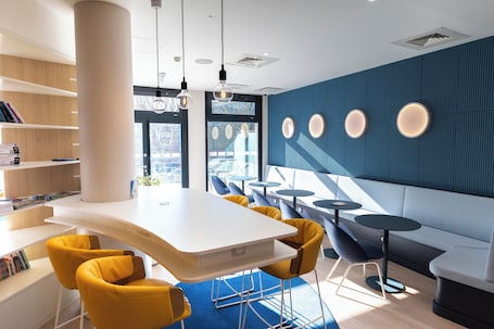 Restaurante con mesas al aire libre. Holiday Inn Express Arras by IHG