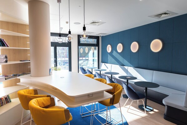 Con mesas al aire libre 