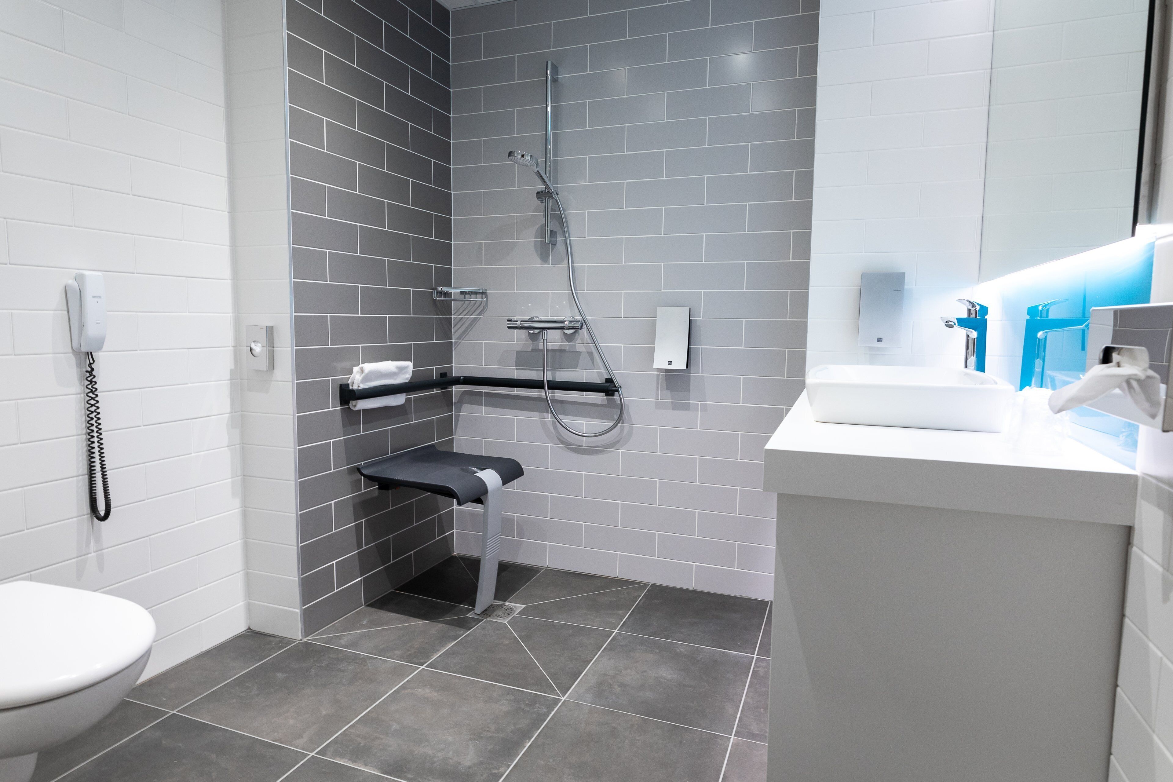 standard room, 1 queen bed, accessible | desk, iron/ironing board, free cots/infant beds, free rollaway beds