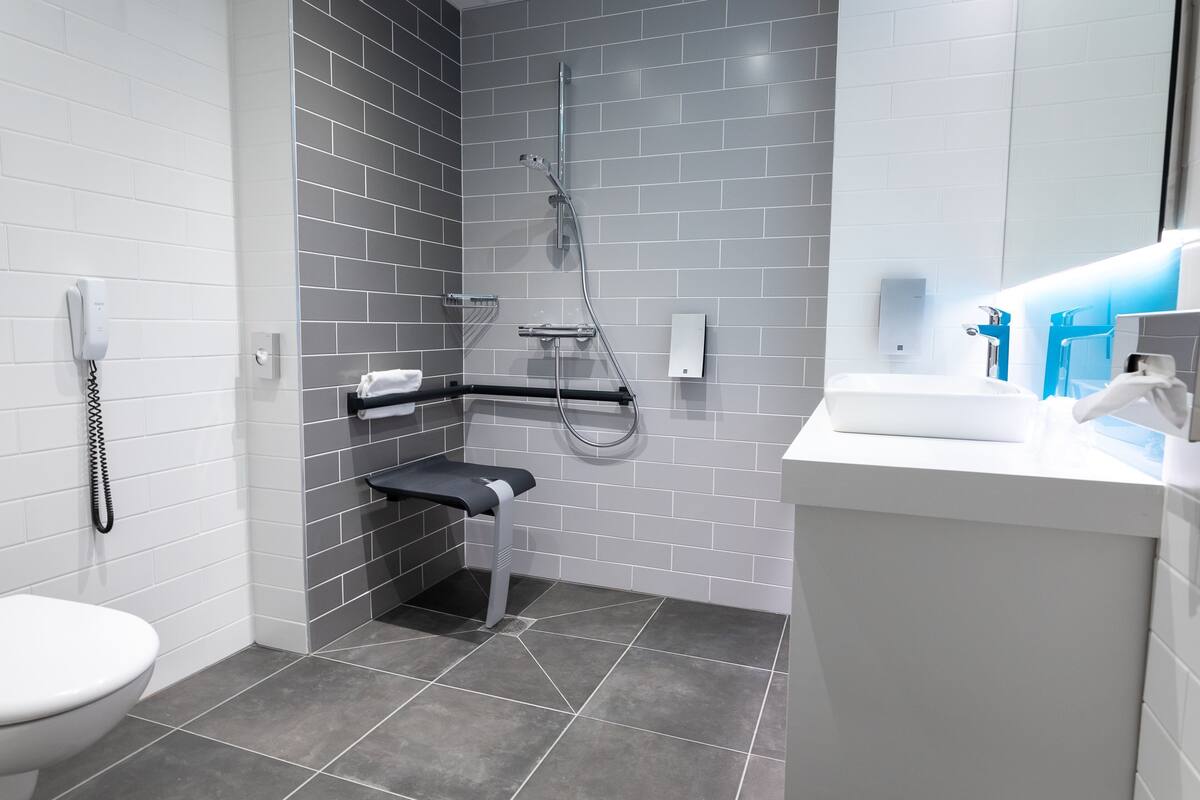 standard room, 1 queen bed, accessible | desk, iron/ironing board, free cots/infant beds, free rollaway beds