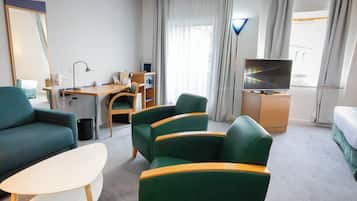 Een bureau, een strijkplank/strijkijzer, gratis babybedden