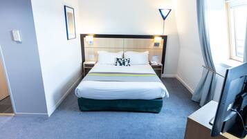 Schreibtisch, Bügeleisen/Bügelbrett, kostenlose Babybetten