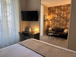 Comfort Plus Room, 1 King Bed | Premium bedding, in-room safe, desk, laptop workspace