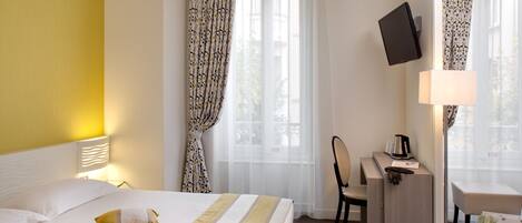 Hochwertige Bettwaren, Zimmersafe, Schreibtisch