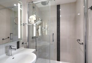 Rom – comfort, 1 kingsize-seng | Bad | Dusj, hårføner og håndklær