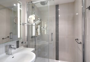Quarto conforto, 1 cama King | Banheiro | Chuveiro, secador de cabelo, toalhas de banho