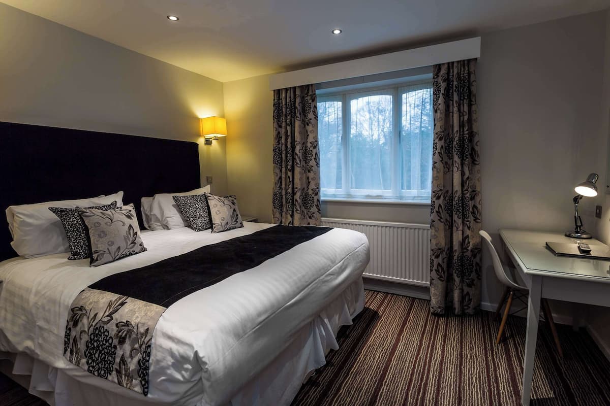 Deluxe Room, 1 King Bed, Non Smoking | Premium bedding, down comforters, desk, blackout drapes
