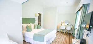 Kamar Keluarga, Beberapa Tempat Tidur, Bebas Asap Rokok | Seprai premium, selimut bulu angsa, meja kerja, dan tirai kedap cahaya