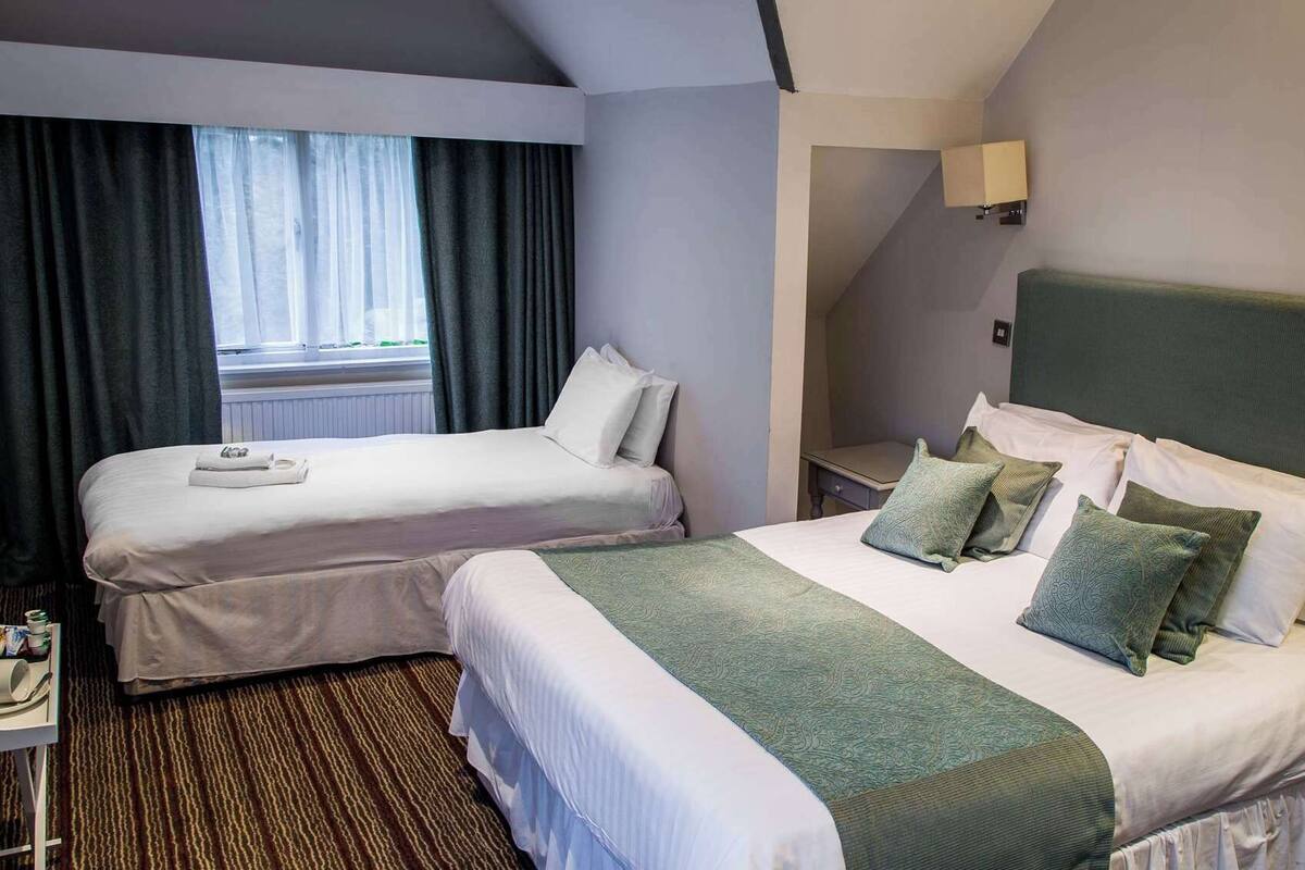 Premium bedding, down duvets, desk, blackout curtains