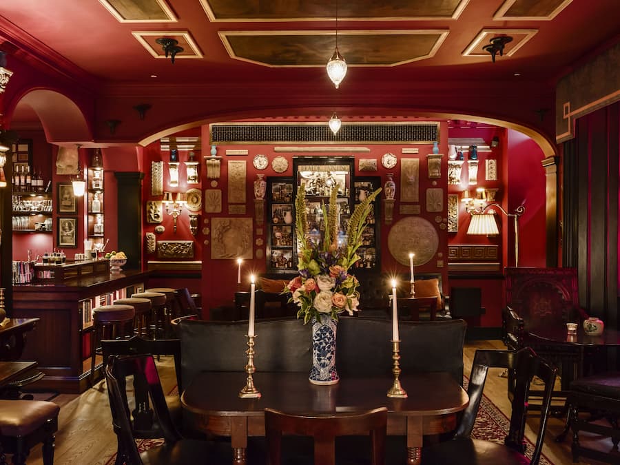 Serverer frokost, lunsj og middag