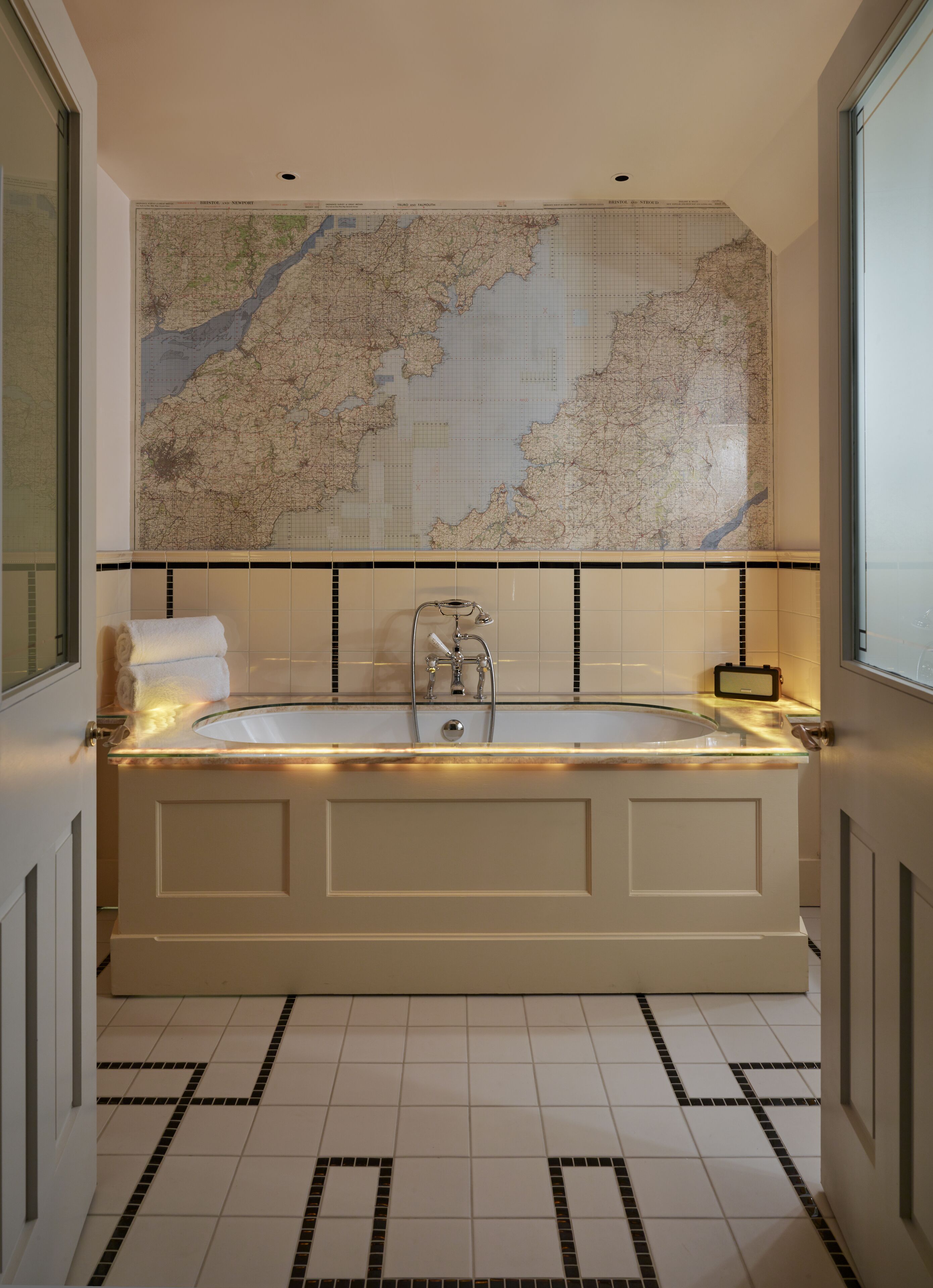 lear´s loft | bathroom | shower, rainfall showerhead, designer toiletries, hair dryer