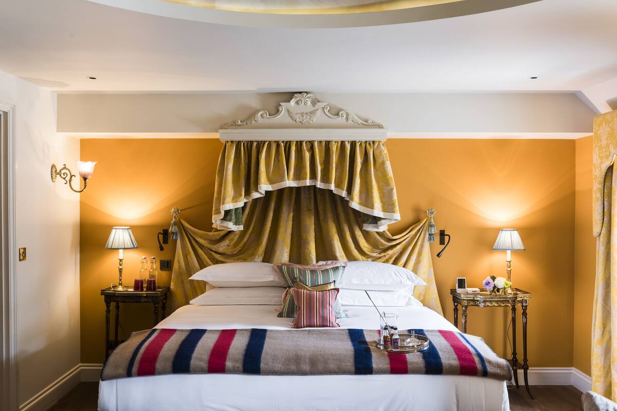 Egyptian cotton sheets, premium bedding, in-room safe, desk