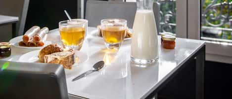 每日供應吃到飽早餐 (每人 EUR15)