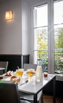 Café da manhã com buffet todos os dias mediante uma taxa