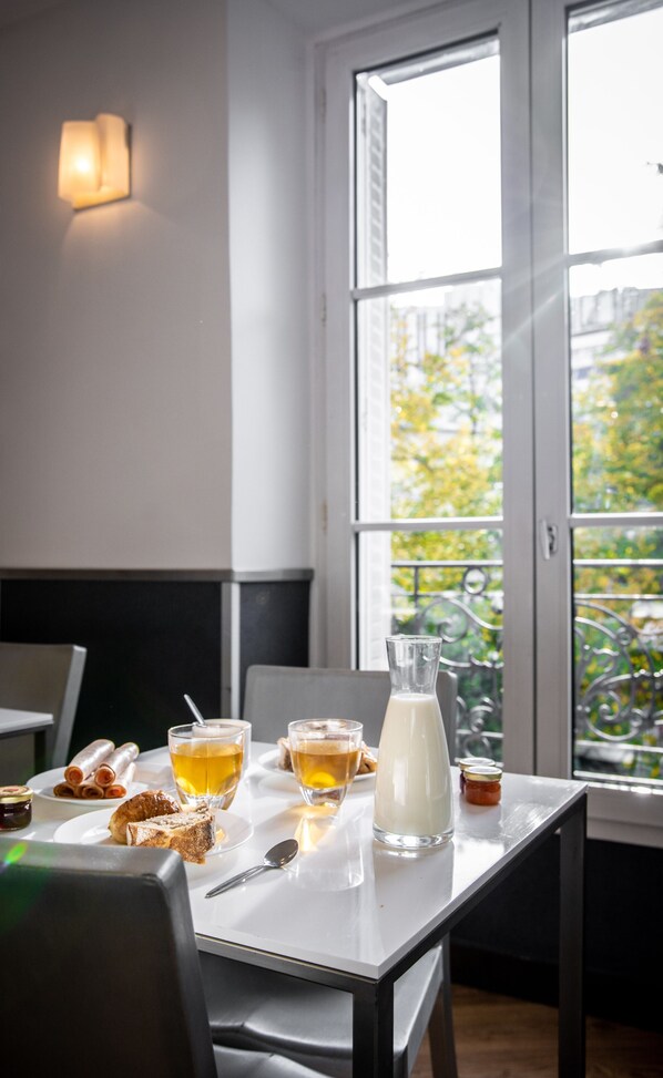 Daily buffet breakfast (EUR 15 per person) - Hôtel du Parc (Paris)