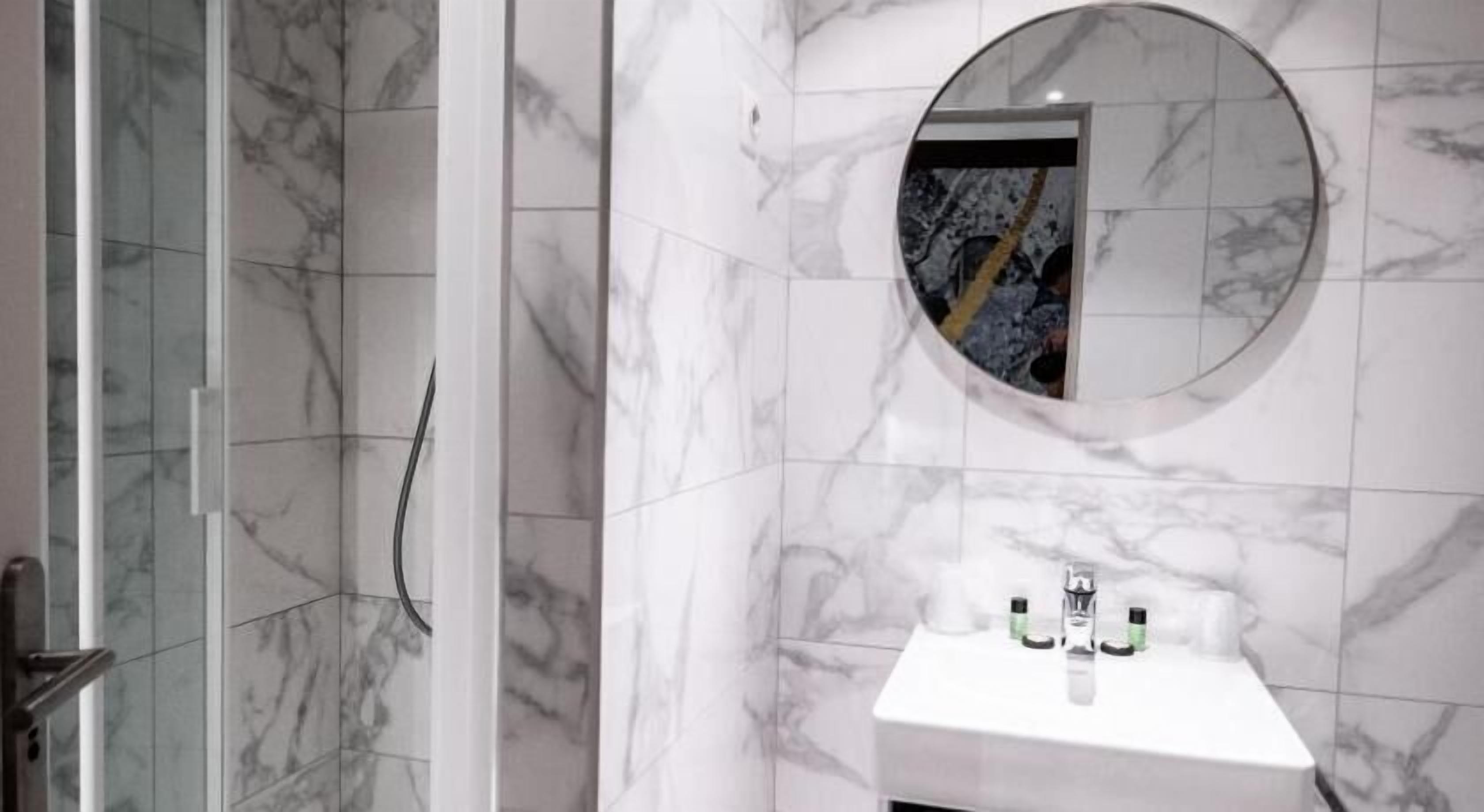 Bathroom | Free toiletries, hair dryer, towels, shampoo