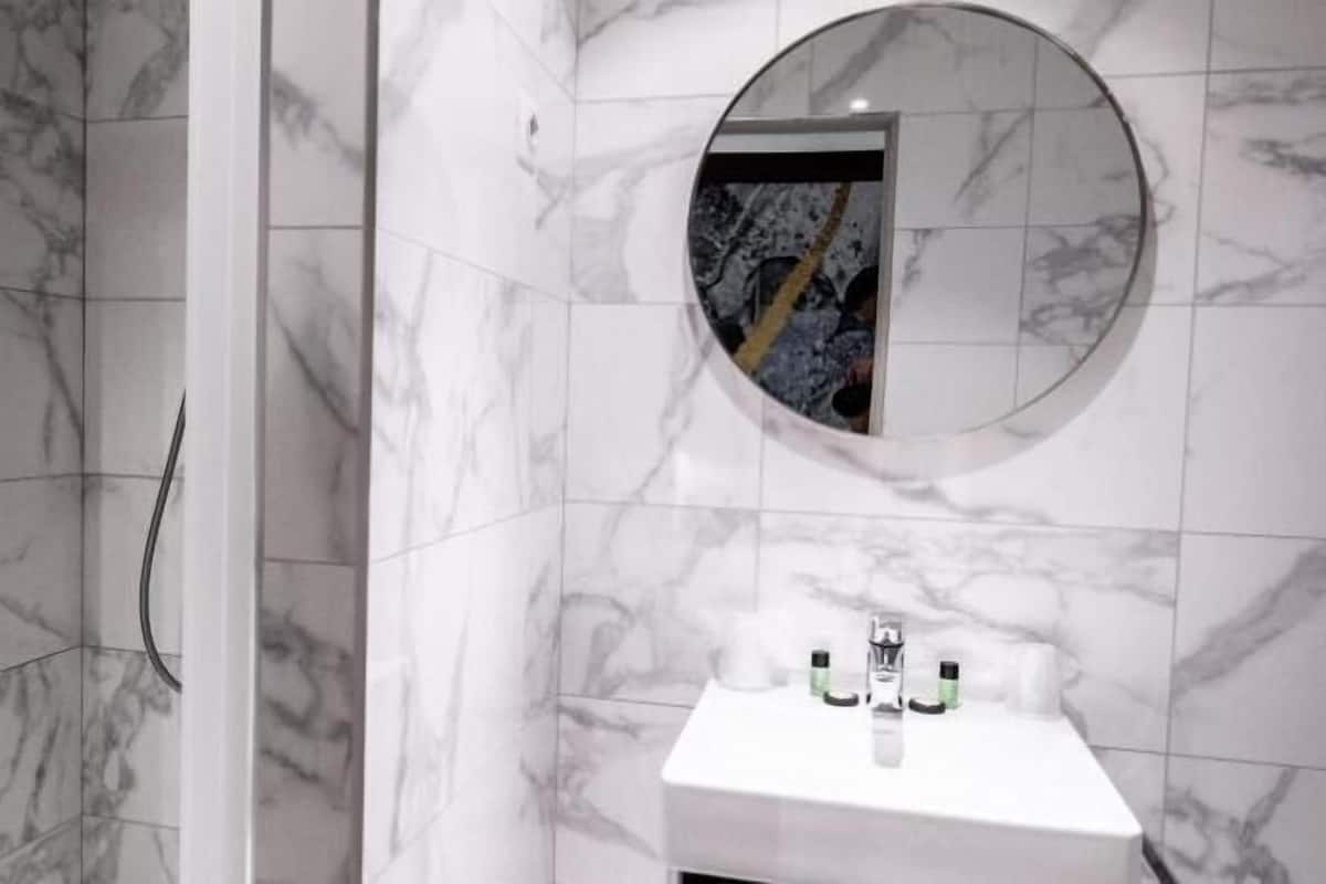 Bathroom | Free toiletries, hair dryer, towels, shampoo