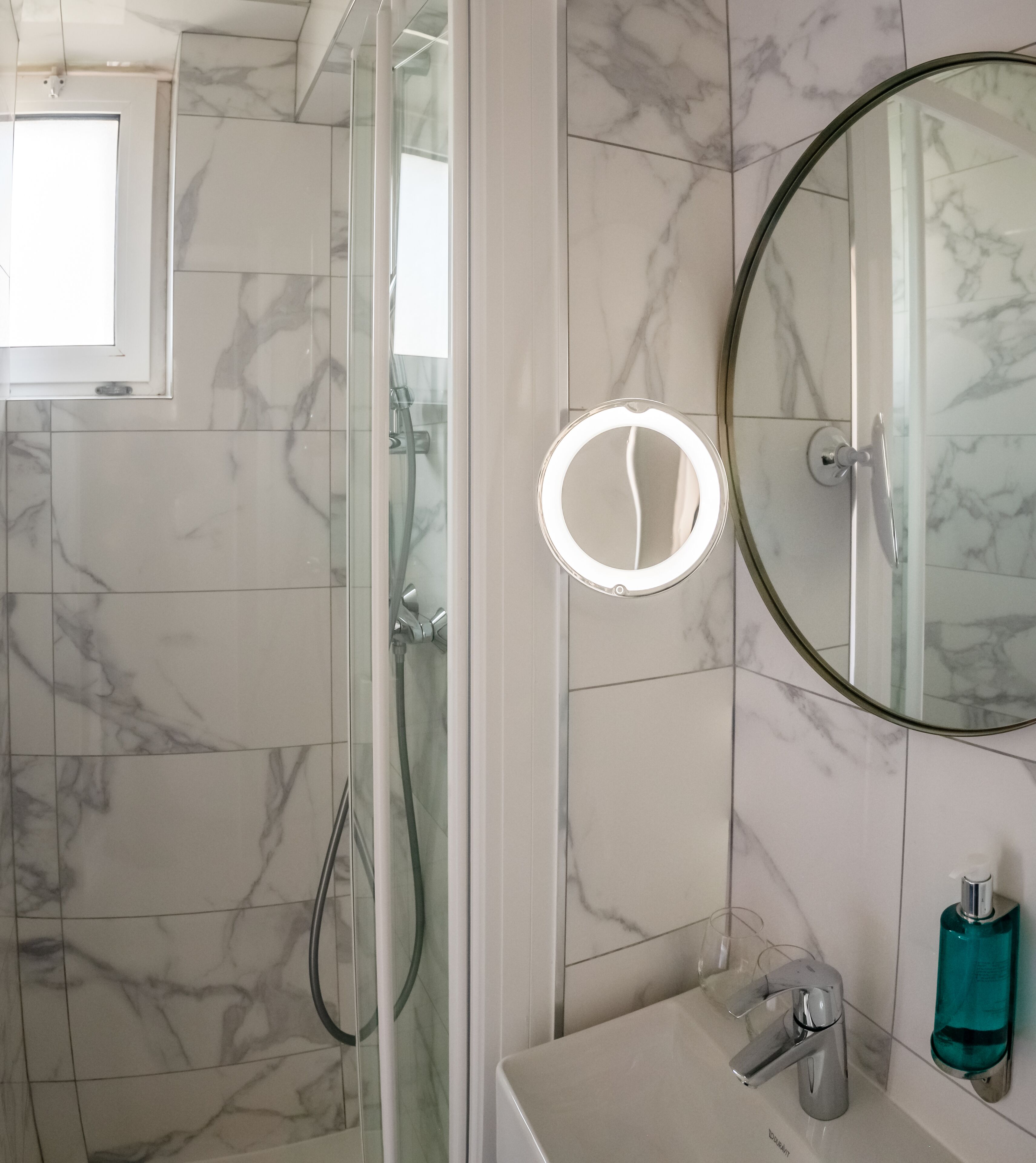 twin room | bathroom | free toiletries, hair dryer, towels, shampoo