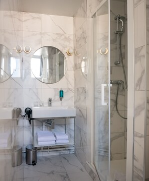 Artículos de tocador gratuitos, secador de pelo, toallas, shampoo