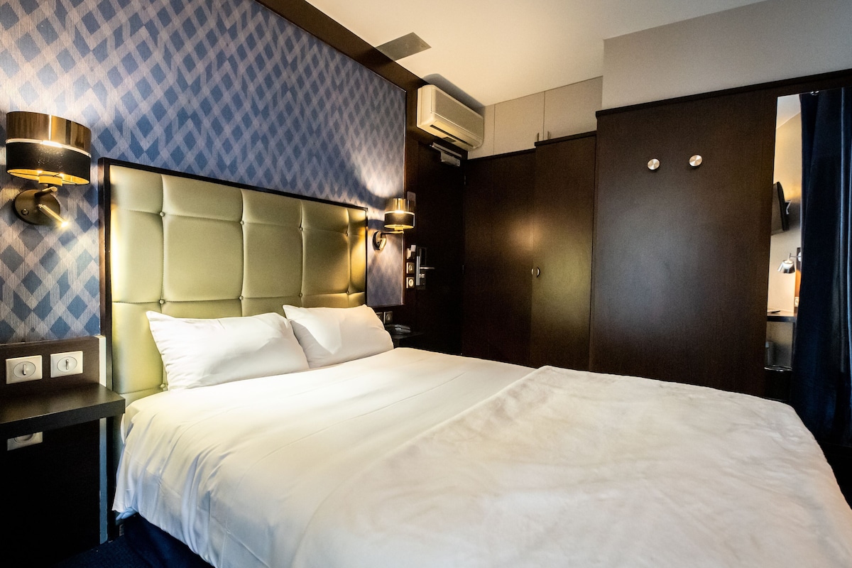 Premium bedding, in-room safe, desk, soundproofing