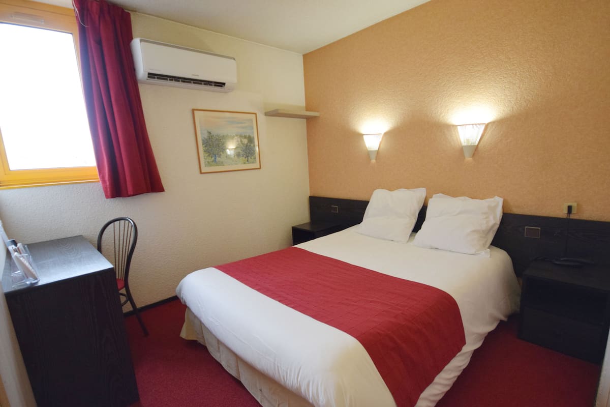 Desk, soundproofing, cots/infant beds, free WiFi