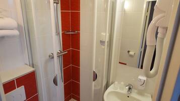 Douche, articles de toilette gratuits, sèche-cheveux